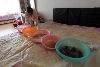 高台楼上漏水，住户失联，小区没物管，业主维权难！律师来支招……